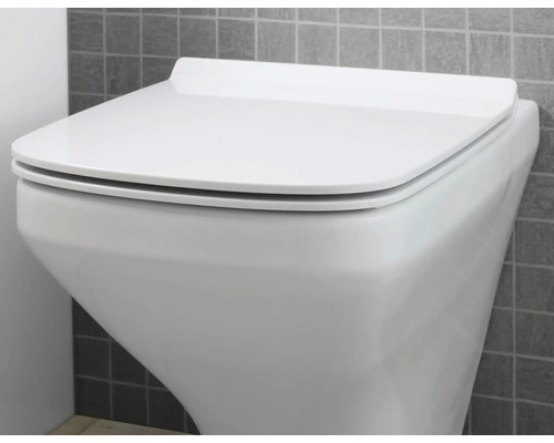 Wand-Tiefspül-WC mit geschlossenem WC-Deckel vor gefliester Wand
