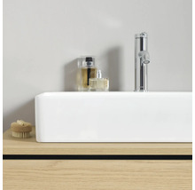 Modernes Badezimmer mit Waschtisch, Armatur und Accessoires.