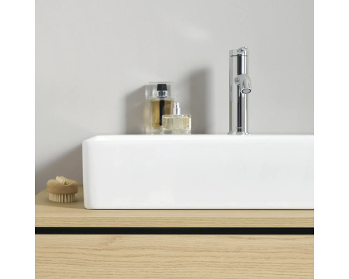 Modernes Badezimmer mit Waschtisch, Armatur und Accessoires.