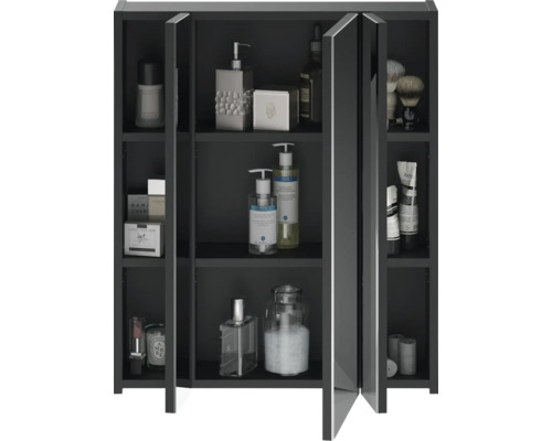 Offener Spiegelschrank mit mehreren Badartikeln