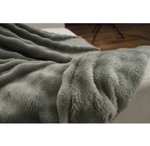 Flauschige Kuscheldecke auf einem Sofa