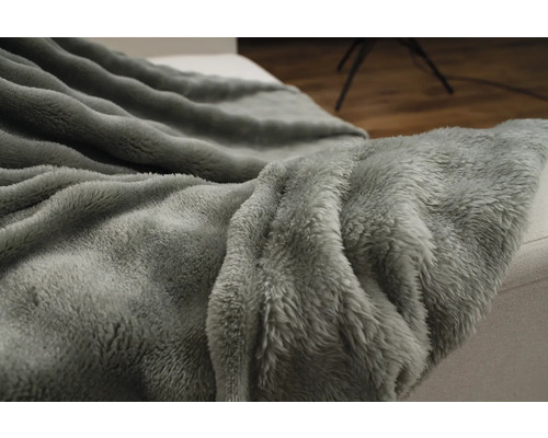Flauschige Kuscheldecke auf einem Sofa