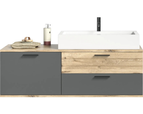 Waschtischunterschrank mit Aufsatzwaschbecken, Armatur, Seifenspender, Handtuch und Bürste im Badezimmer