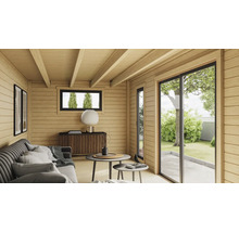 Innenansicht eines Holzhauses mit Wohnbereich, Sofa und Fenster