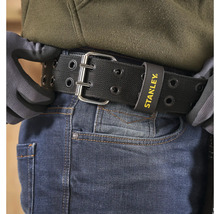 Schwarzer Werkzeuggürtel mit Metallschnalle und Stanley Logo