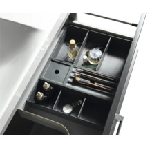 Geöffnete Schublade mit Kosmetikartikeln und Fächereinteilung