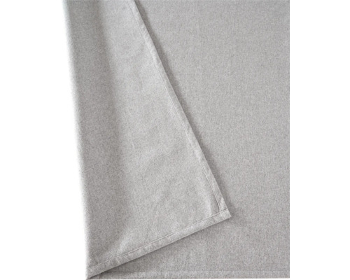 Detailaufnahme einer Tischdecke aus Stoff mit Saum