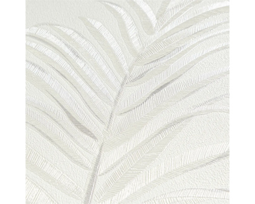 Detailaufnahme einer weißen Vinyltapete mit Palmenblattmuster