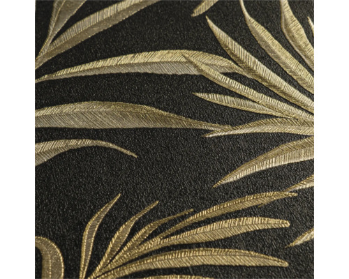 Detailansicht einer schwarzen Tapete mit Blattmuster