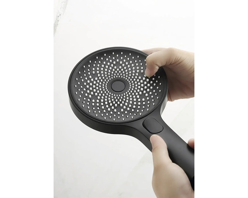 Handbrause mit verschiedenen Strahlarten wird eingestellt