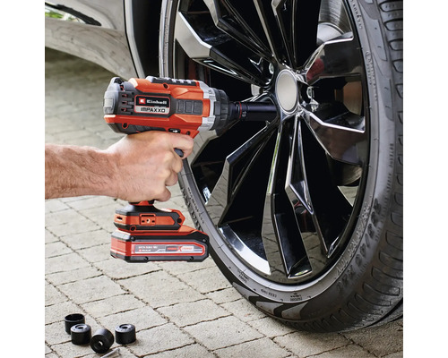 Akku-Schlagschrauber beim Radwechsel an einem Auto