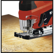 Einhell Stichsäge beim Sägen von Holz