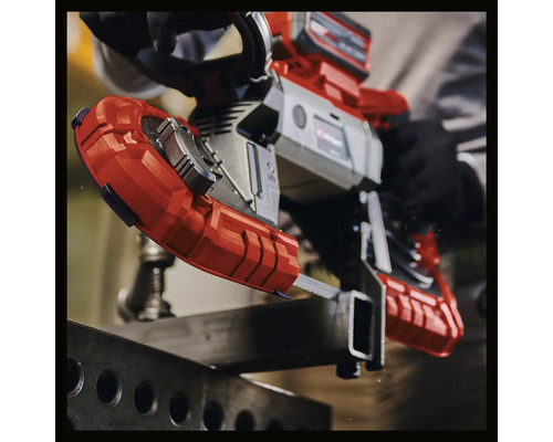 Akkubandsäge beim Schneiden von Metall.