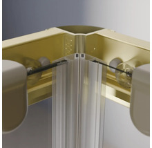 Detailansicht einer Duschkabinen-Ecke mit goldfarbenen Profilen und transparenten Duschwänden.