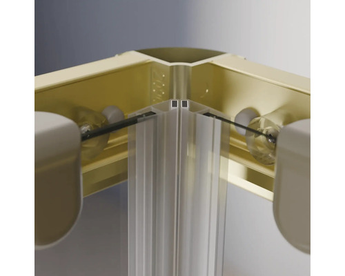 Detailansicht einer Duschkabinen-Ecke mit goldfarbenen Profilen und transparenten Duschwänden.
