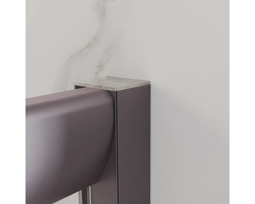 Detailansicht einer Duschkabine mit Rahmen