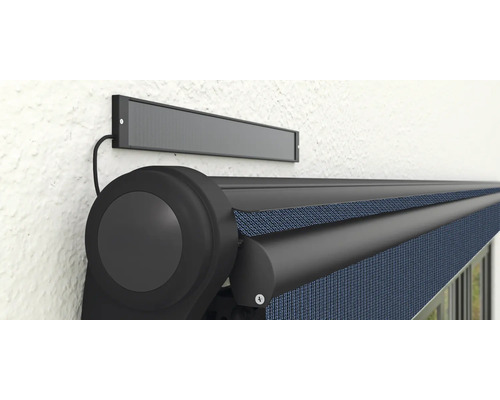 Markise mit Motor und Steuerung an der Wand montiert