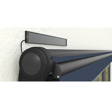 Markise mit Motor und Steuerung an der Wand montiert