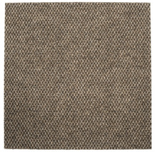 Nahaufnahme eines braunen Teppichs mit dichter Webstruktur