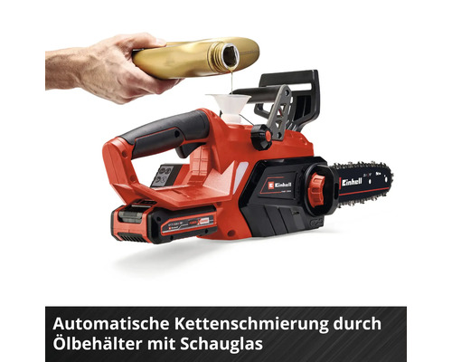 Akkukettensäge von Einhell wird mit Öl befüllt