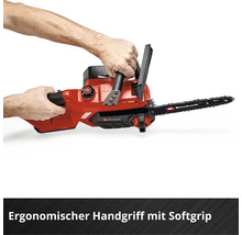Bedienung einer roten Einhell Akku-Kettensäge