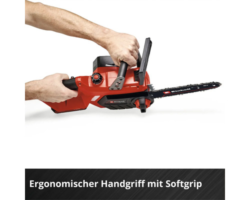 Bedienung einer roten Einhell Akku-Kettensäge