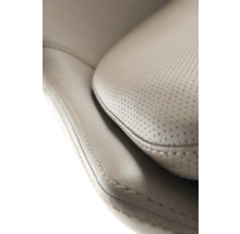 Detailaufnahme eines perforierten Lederbezugs mit Naht