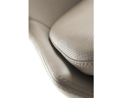 Detailaufnahme eines perforierten Lederbezugs mit Naht