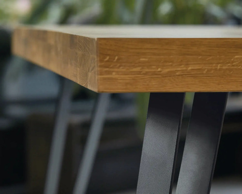 Tischplatte aus Holz mit Metallbeinen
