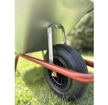 Detailaufnahme eines Schubkarrenrads mit Metallfelge und Luftreifen