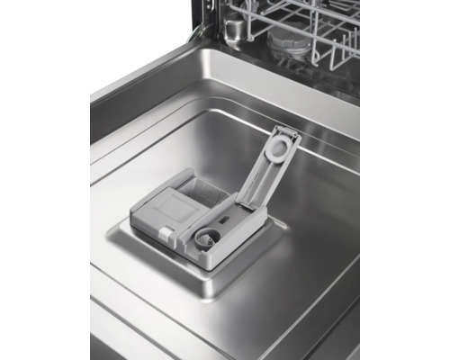 Innenansicht eines Geschirrspülers mit offenem Spülmittelbehälter