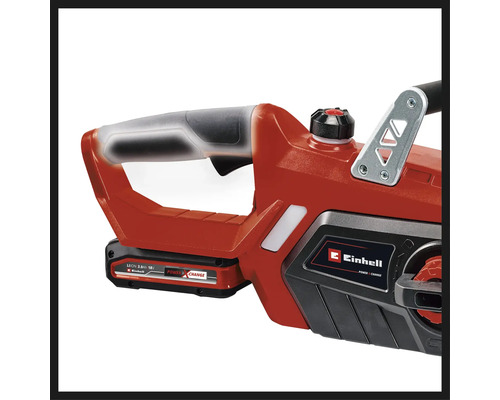 Detailansicht einer Akku-Kettensäge von Einhell mit Akku und oberem Griff