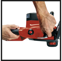 Bedienung einer Akku-Kettensäge mit zwei Händen