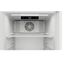 Innenansicht eines Kühlschranks mit digitaler Temperaturanzeige und Lüfter