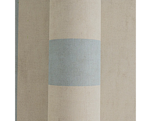 Gerollter Teppich mit Streifenmuster