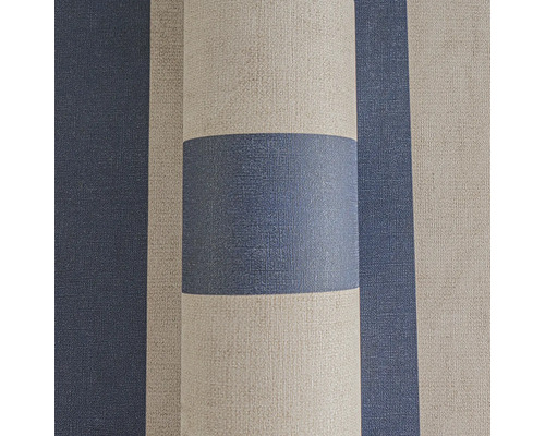 Nahaufnahme einer Tapetenrolle mit Streifenmuster