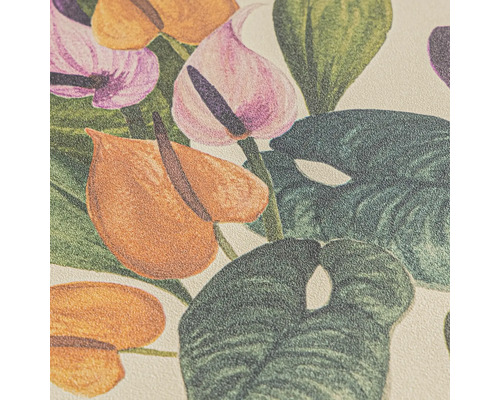 Detailansicht einer Tapete mit floralem Muster aus Anthurienblüten und Blättern