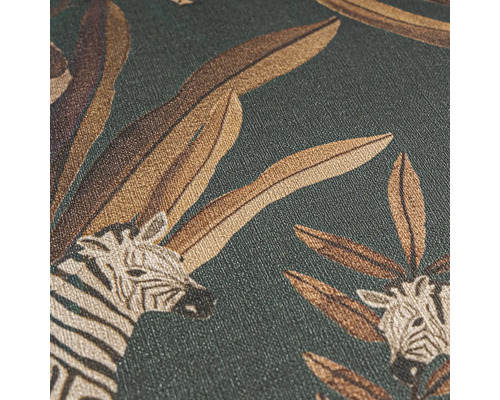 Detailansicht einer Tapete mit Zebra- und Blättermuster