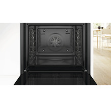 Innenansicht eines leeren Backofens mit Gitterrosten