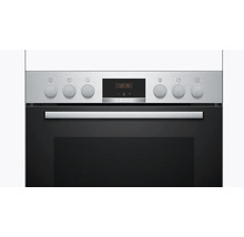 Nahaufnahme eines Bosch Backofens mit Bedienfeld und digitaler Anzeige.