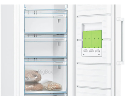 Innenansicht eines Gefrierschranks mit Schubladen und Kühlakkus in der Tür