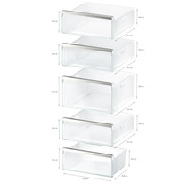 Mehrere transparente Kühlschrank Schubladen mit Größenangaben.
