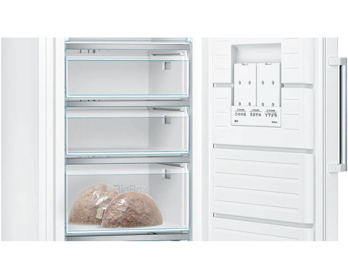 Geöffneter Gefrierschrank mit Gefriergut in Schubladen