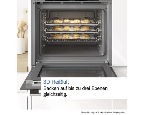 Ein geöffneter Ofen mit drei Rosten voller Kekse, die die 3D-Heißluftfunktion demonstrieren.