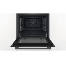 Innenansicht eines geöffneten Backofens mit Grillrosten und Gebläse