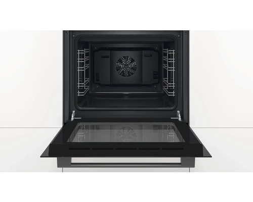 Innenansicht eines geöffneten Backofens mit Grillrosten und Gebläse