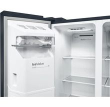 Innenansicht eines Kühlschranks mit Eiswürfelbereiter und MultiAirflow-System
