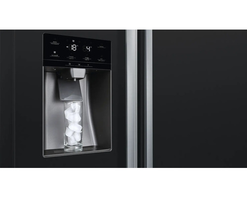 Eiswürfelspender eines Kühlschranks mit Glas