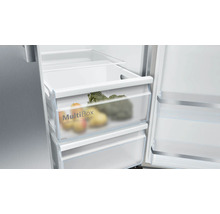 Innenraum eines Kühlschranks mit Multibox für Gemüse und Obst