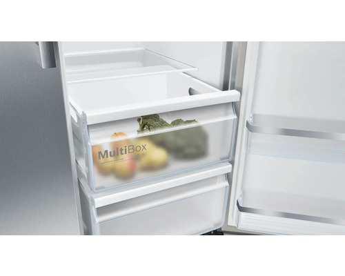 Innenraum eines Kühlschranks mit Multibox für Gemüse und Obst